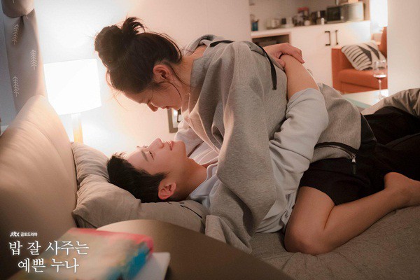 Nhìn Park Bo Gum cười bẽn lẽn trước Song Hye Kyo ở “Encounter”, liền nhớ đến Jung Hae In của “Chị Đẹp”! - Ảnh 2.