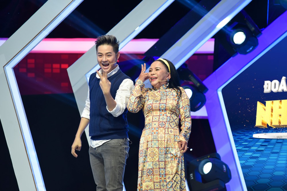 Đoán tuổi như ý: Hương Giang cầu cứu chị ca nô Lê Nhân khi bị trăn quấn nhưng kết quả lại phũ phàng thế này! - Ảnh 5. Đoán tuổi như ý: Hương Giang cầu cứu chị ca nô Lê Nhân khi bị trăn quấn nhưng kết quả lại phũ phàng thế này! - Ảnh 5.