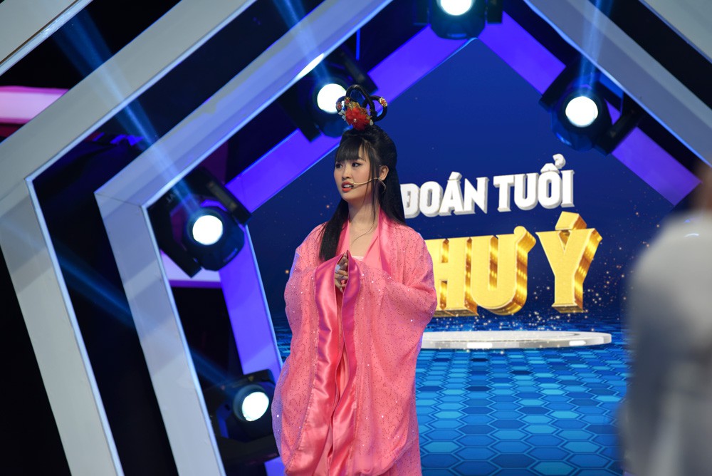 Đoán tuổi như ý: Hương Giang cầu cứu chị ca nô Lê Nhân khi bị trăn quấn nhưng kết quả lại phũ phàng thế này! - Ảnh 6. Đoán tuổi như ý: Hương Giang cầu cứu chị ca nô Lê Nhân khi bị trăn quấn nhưng kết quả lại phũ phàng thế này! - Ảnh 6.