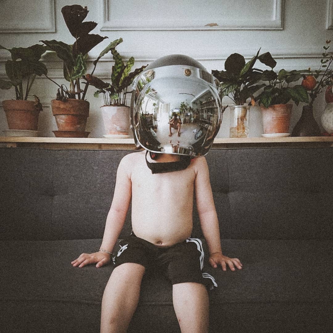 Cặp bố con S&agrave;i G&ograve;n diện đồ đơn giản m&agrave; cool, hết ho&aacute; si&ecirc;u anh h&ugrave;ng rồi lại th&agrave;nh bạn th&acirc;n cưng ơi l&agrave; cưng - Ảnh 5.