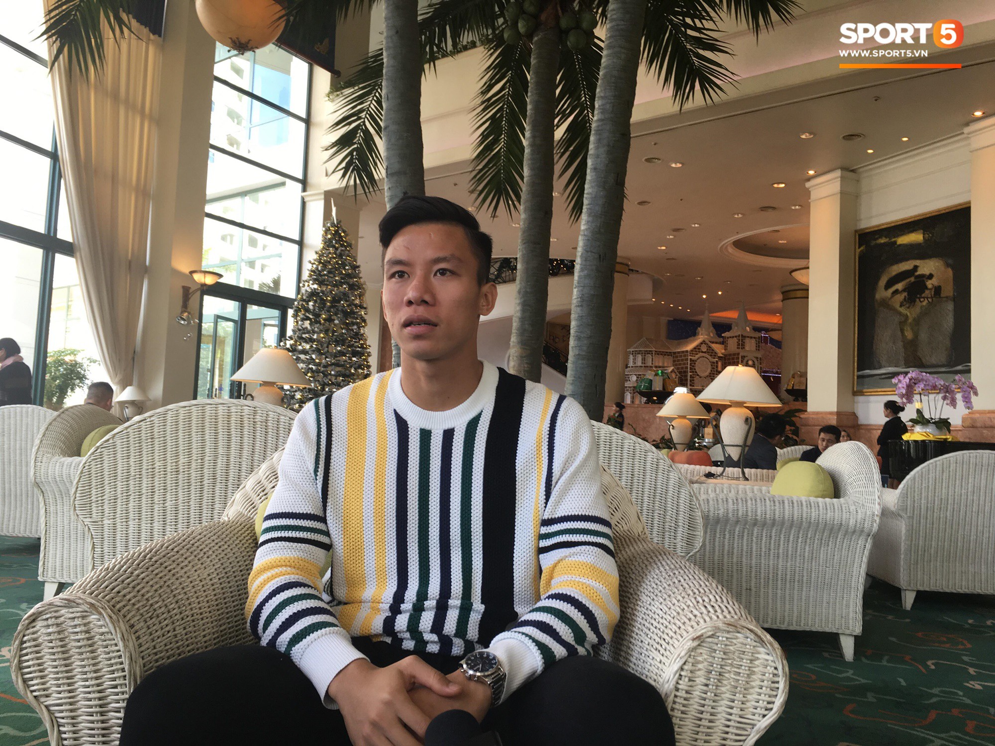 Xuân Trường diện trang phục lạ mắt đến hội quân cùng tuyển Việt Nam - Ảnh 9.