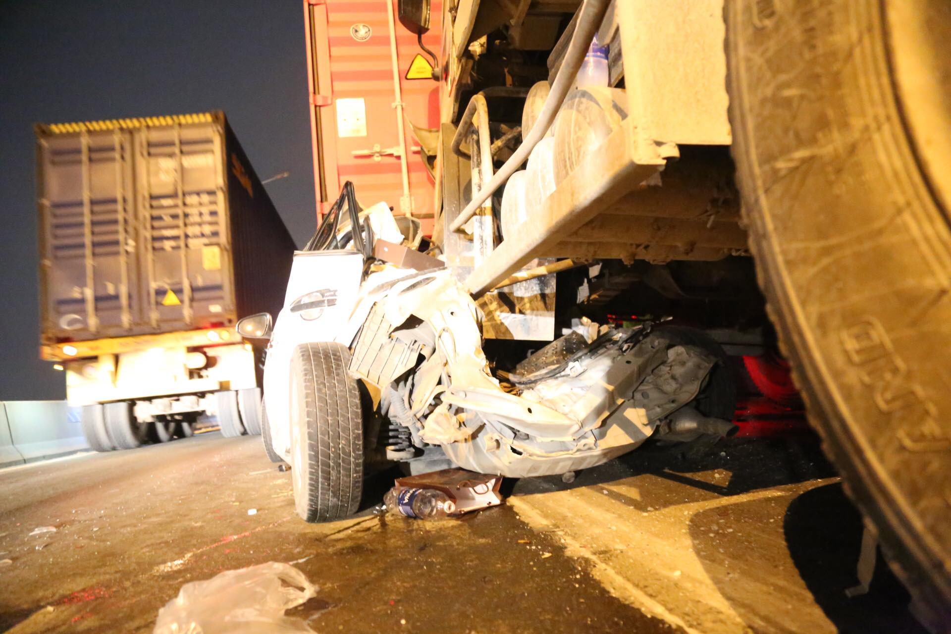 Tông xe liên hoàng trên cầu thần chết ở Sài Gòn, ô tô 4 chỗ bị đè bẹp giữa hai xe container - Ảnh 1. Tông xe liên hoàng trên cầu thần chết ở Sài Gòn, ô tô 4 chỗ bị đè bẹp giữa hai xe container - Ảnh 1.