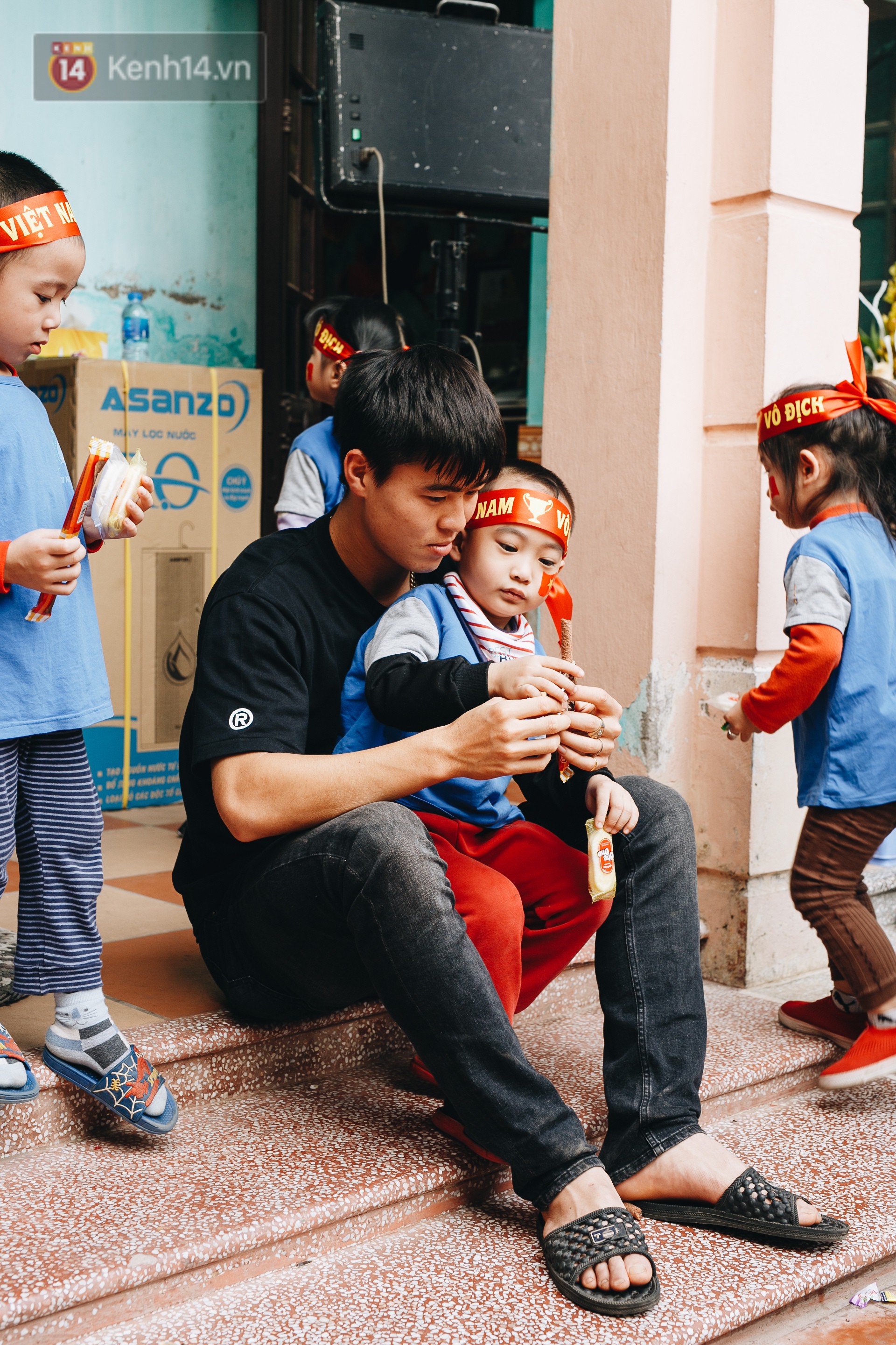 Trận đấu đỉnh cao giữa bộ 3 Duy Mạnh - Đình Trọng - Tiến Dũng với lũ trẻ: Chưa bao giờ thôn Giao Tác có cảm giác vỡ oà đến thế! - Ảnh 4. Trận đấu đỉnh cao giữa bộ 3 Duy Mạnh - Đình Trọng - Tiến Dũng với lũ trẻ: Chưa bao giờ thôn Giao Tác có cảm giác vỡ oà đến thế! - Ảnh 4.