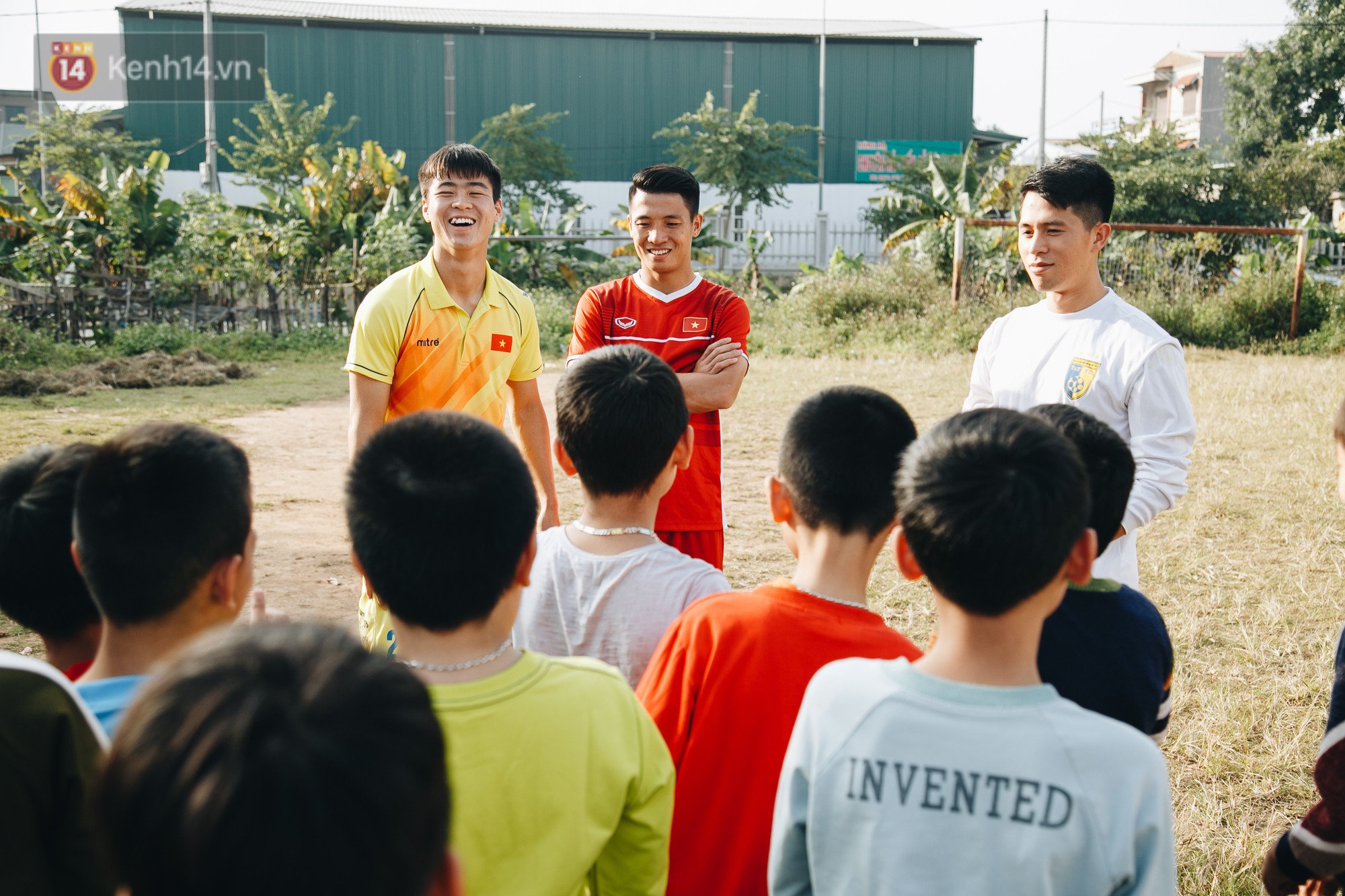 Trận đấu đỉnh cao giữa bộ 3 Duy Mạnh - Đình Trọng - Tiến Dũng với lũ trẻ: Chưa bao giờ thôn Giao Tác có cảm giác vỡ oà đến thế! - Ảnh 7. Trận đấu đỉnh cao giữa bộ 3 Duy Mạnh - Đình Trọng - Tiến Dũng với lũ trẻ: Chưa bao giờ thôn Giao Tác có cảm giác vỡ oà đến thế! - Ảnh 7.