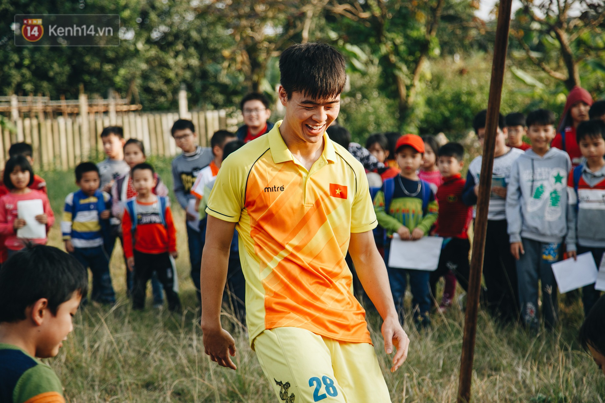 Trận đấu đỉnh cao giữa bộ 3 Duy Mạnh - Đình Trọng - Tiến Dũng với lũ trẻ: Chưa bao giờ thôn Giao Tác có cảm giác vỡ oà đến thế! - Ảnh 6. Trận đấu đỉnh cao giữa bộ 3 Duy Mạnh - Đình Trọng - Tiến Dũng với lũ trẻ: Chưa bao giờ thôn Giao Tác có cảm giác vỡ oà đến thế! - Ảnh 6.