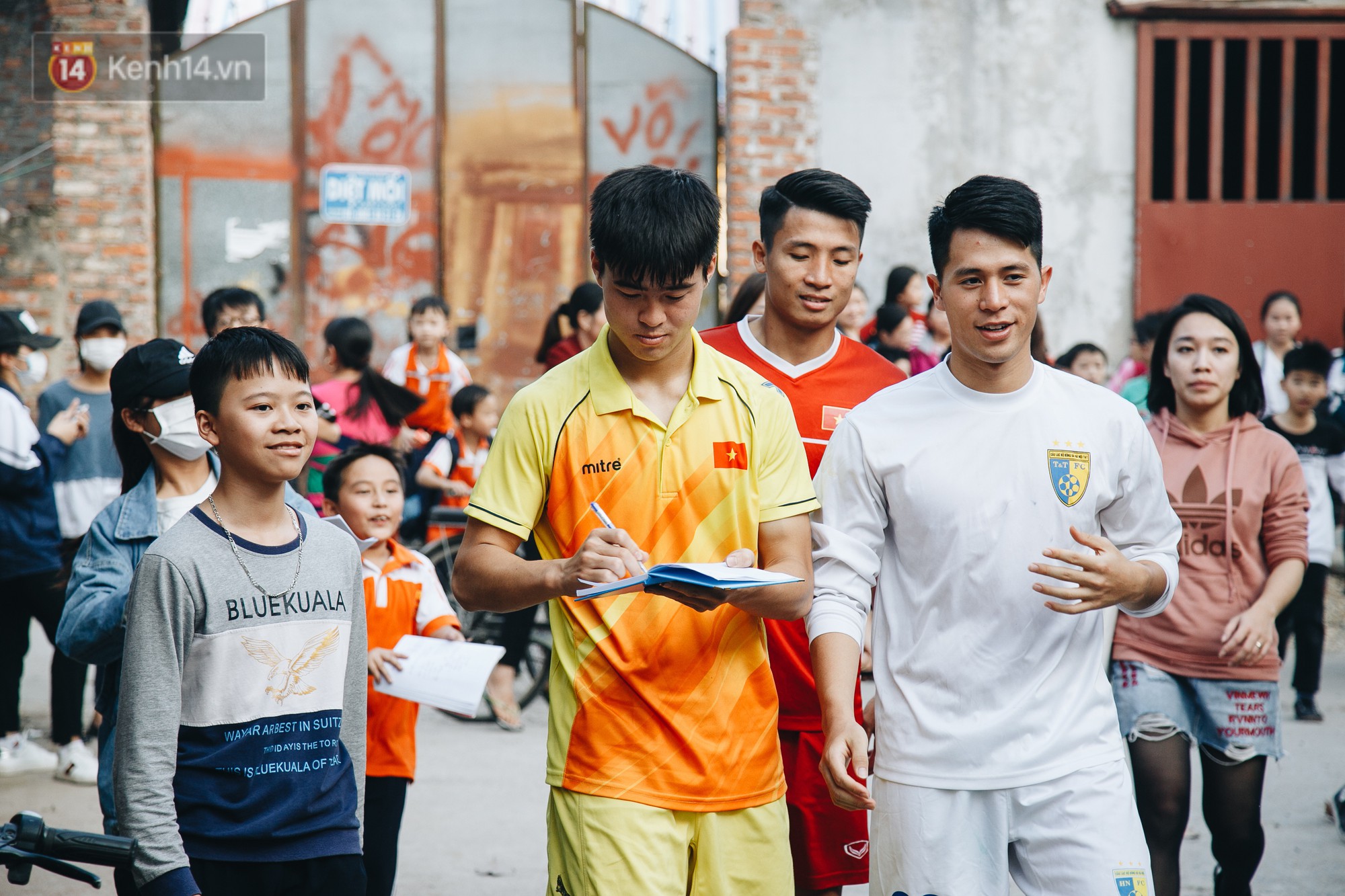 Trận đấu đỉnh cao giữa bộ 3 Duy Mạnh - Đình Trọng - Tiến Dũng với lũ trẻ: Chưa bao giờ thôn Giao Tác có cảm giác vỡ oà đến thế! - Ảnh 9. Trận đấu đỉnh cao giữa bộ 3 Duy Mạnh - Đình Trọng - Tiến Dũng với lũ trẻ: Chưa bao giờ thôn Giao Tác có cảm giác vỡ oà đến thế! - Ảnh 9.