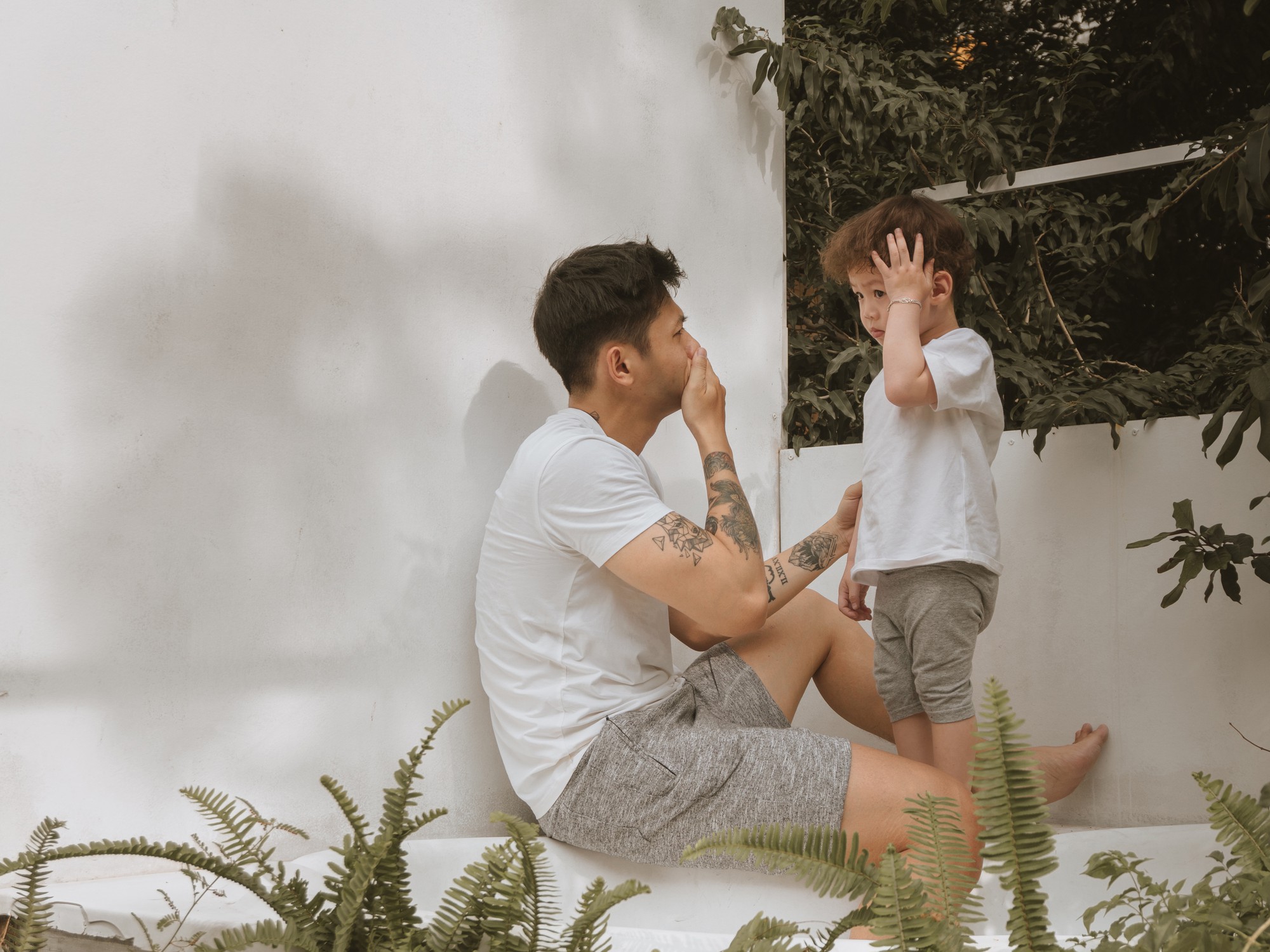 Cặp bố con S&agrave;i G&ograve;n diện đồ đơn giản m&agrave; cool, hết ho&aacute; si&ecirc;u anh h&ugrave;ng rồi lại th&agrave;nh bạn th&acirc;n cưng ơi l&agrave; cưng - Ảnh 6.