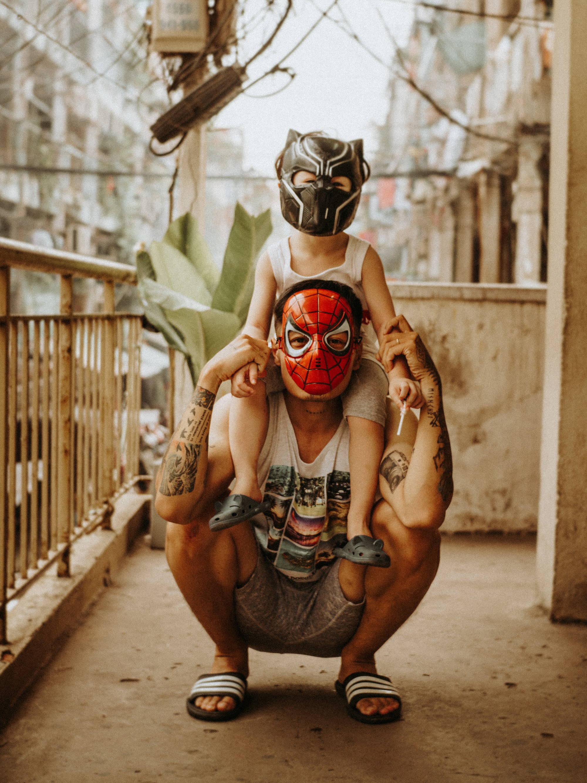 Cặp bố con S&agrave;i G&ograve;n diện đồ đơn giản m&agrave; cool, hết ho&aacute; si&ecirc;u anh h&ugrave;ng rồi lại th&agrave;nh bạn th&acirc;n cưng ơi l&agrave; cưng - Ảnh 7.