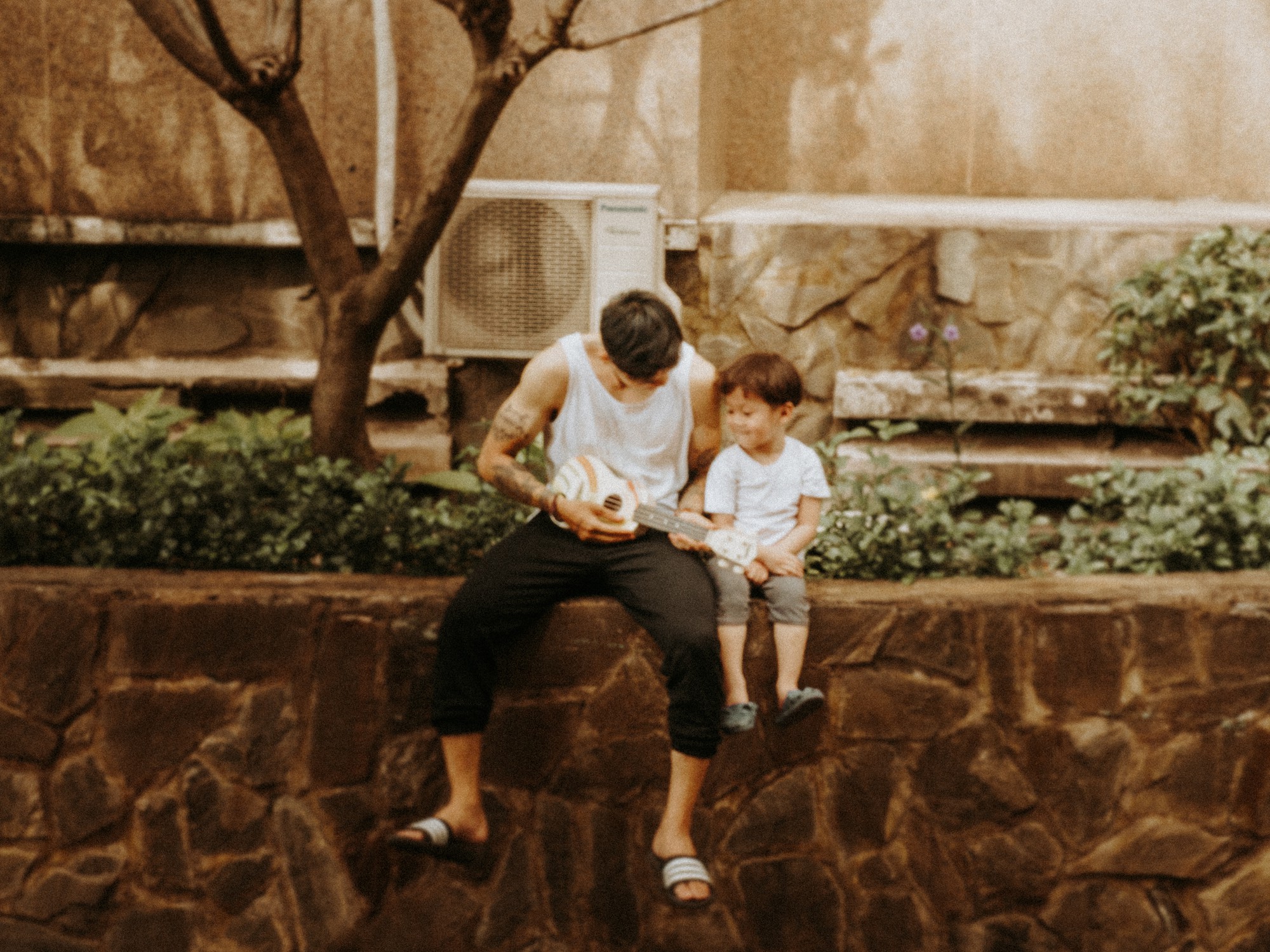 Cặp bố con S&agrave;i G&ograve;n diện đồ đơn giản m&agrave; cool, hết ho&aacute; si&ecirc;u anh h&ugrave;ng rồi lại th&agrave;nh bạn th&acirc;n cưng ơi l&agrave; cưng - Ảnh 4.