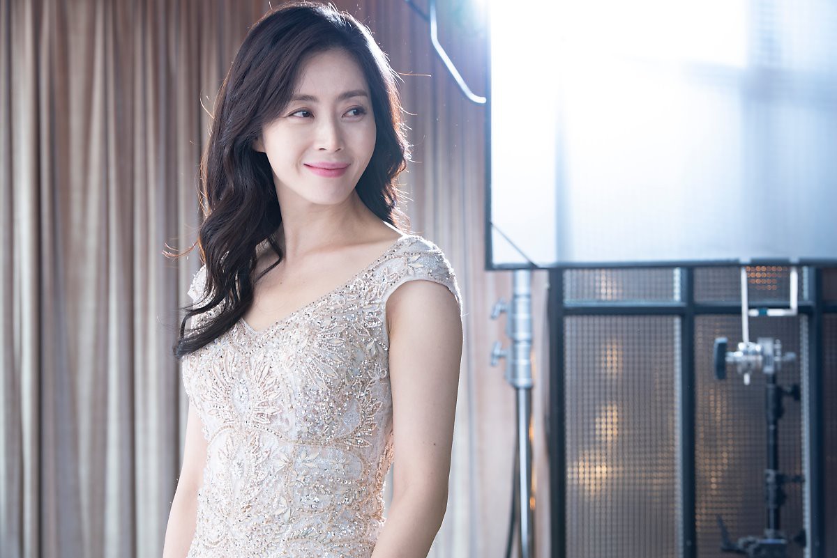 Chỉ bằng một bộ ảnh hậu trường, mỹ nhân U50 của Secret Garden vượt luôn đẳng cấp trẻ đẹp khó tin của mẹ Kim Tan - Ảnh 5. Chỉ bằng một bộ ảnh hậu trường, mỹ nhân U50 của Secret Garden vượt luôn đẳng cấp trẻ đẹp khó tin của mẹ Kim Tan - Ảnh 5.