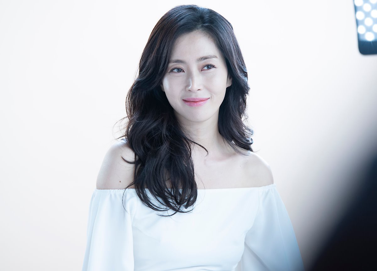 Chỉ bằng một bộ ảnh hậu trường, mỹ nhân U50 của Secret Garden vượt luôn đẳng cấp trẻ đẹp khó tin của mẹ Kim Tan - Ảnh 15. Chỉ bằng một bộ ảnh hậu trường, mỹ nhân U50 của Secret Garden vượt luôn đẳng cấp trẻ đẹp khó tin của mẹ Kim Tan - Ảnh 15.