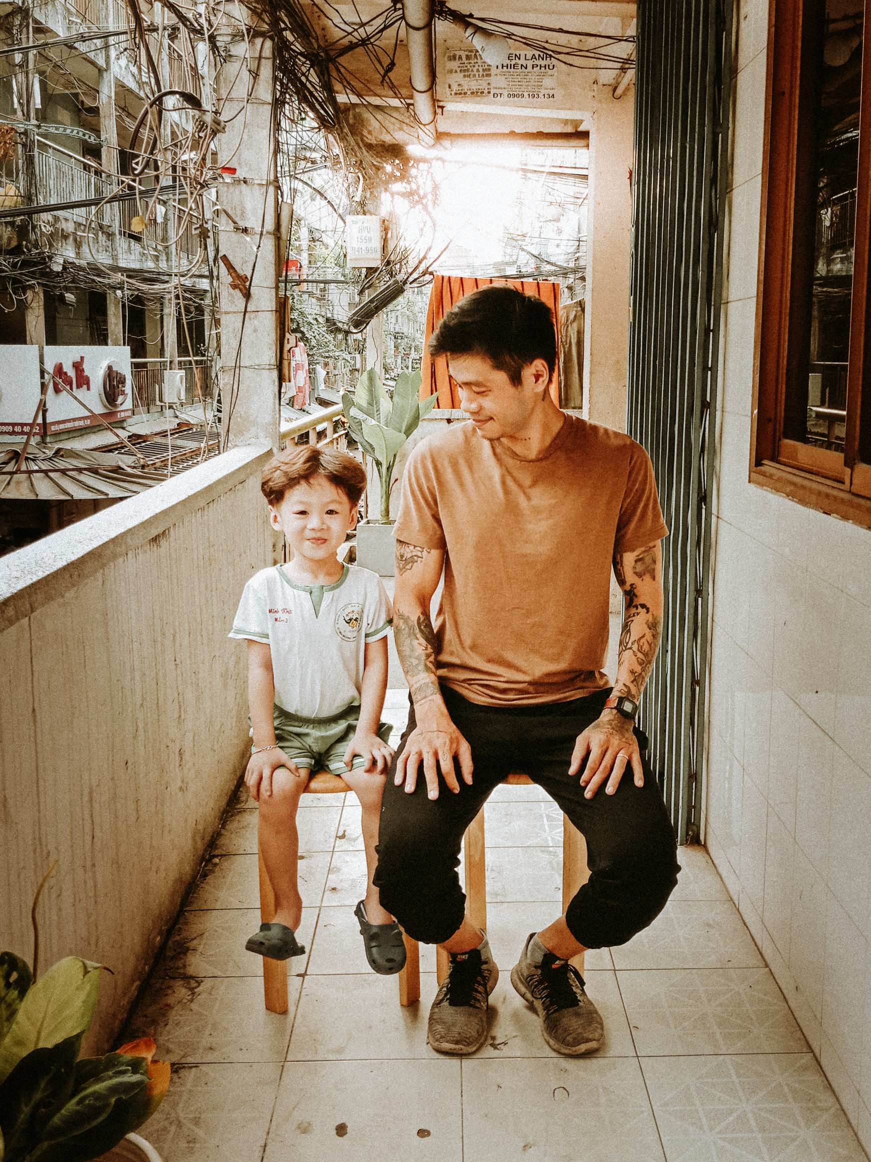 Cặp bố con S&agrave;i G&ograve;n diện đồ đơn giản m&agrave; cool, hết ho&aacute; si&ecirc;u anh h&ugrave;ng rồi lại th&agrave;nh bạn th&acirc;n cưng ơi l&agrave; cưng - Ảnh 11.