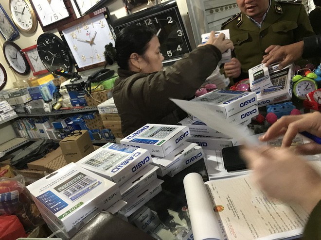 Bất ngờ bị kiểm tra h&agrave;ng giả, nhiều chủ cửa h&agrave;ng ở chợ Vinh ốm, ngất xỉu, đ&oacute;ng cửa bỏ đi - Ảnh 3.