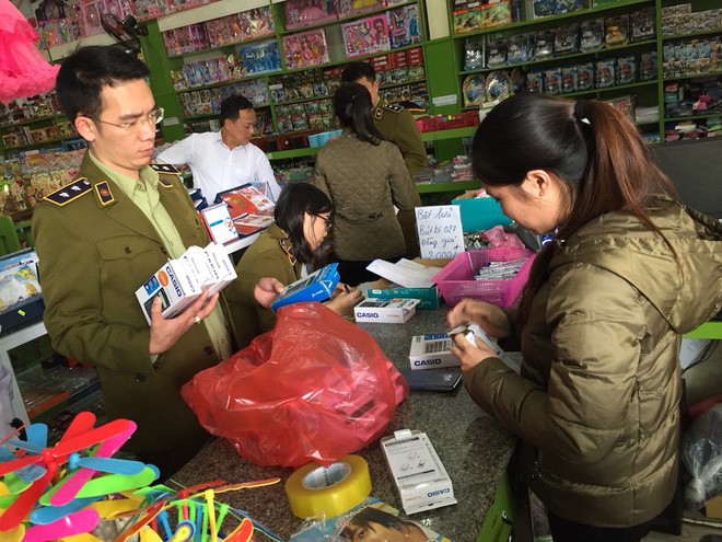 Bất ngờ bị kiểm tra h&agrave;ng giả, nhiều chủ cửa h&agrave;ng ở chợ Vinh ốm, ngất xỉu, đ&oacute;ng cửa bỏ đi - Ảnh 5.
