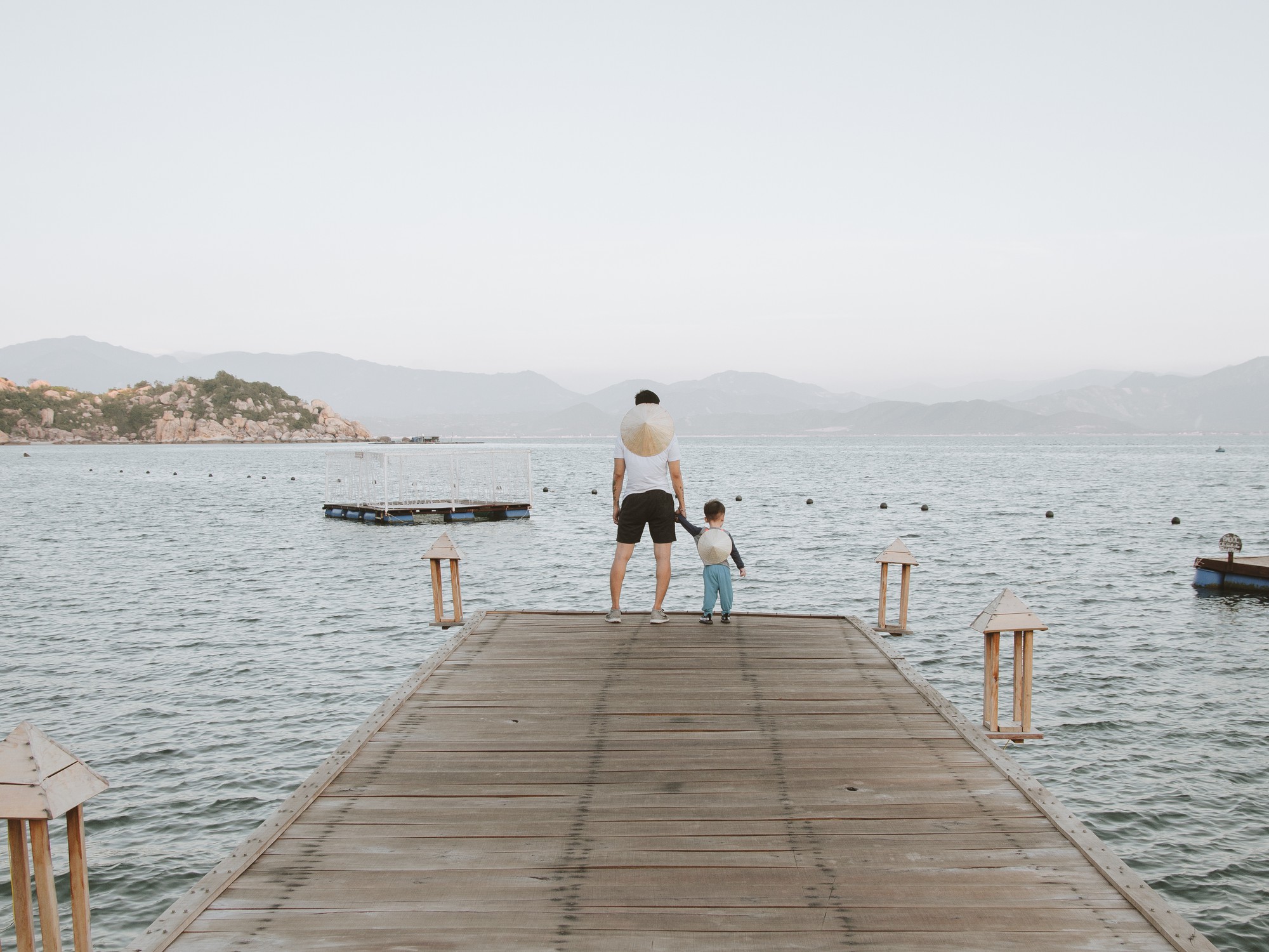 Cặp bố con S&agrave;i G&ograve;n diện đồ đơn giản m&agrave; cool, hết ho&aacute; si&ecirc;u anh h&ugrave;ng rồi lại th&agrave;nh bạn th&acirc;n cưng ơi l&agrave; cưng - Ảnh 8.