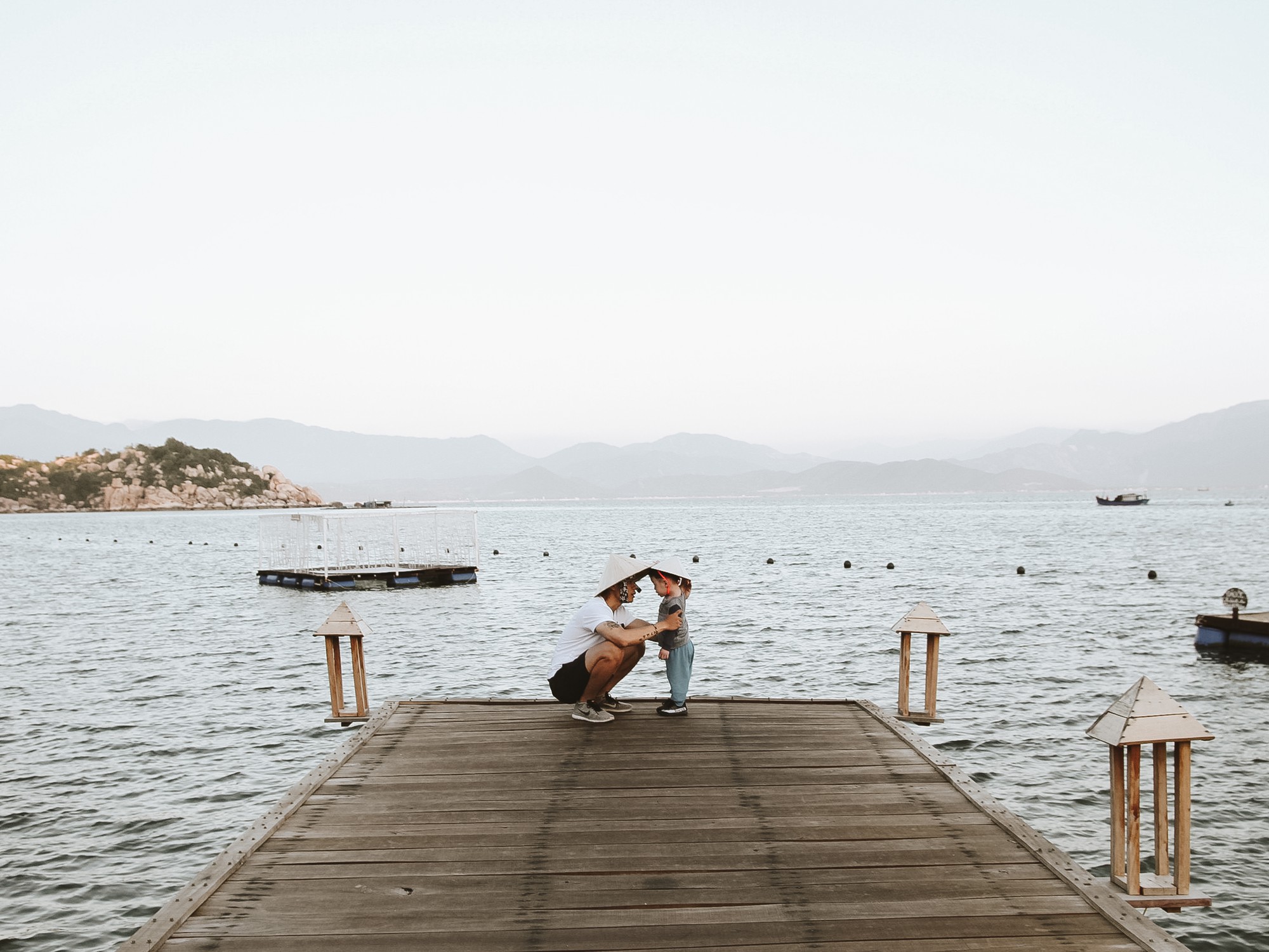 Cặp bố con S&agrave;i G&ograve;n diện đồ đơn giản m&agrave; cool, hết ho&aacute; si&ecirc;u anh h&ugrave;ng rồi lại th&agrave;nh bạn th&acirc;n cưng ơi l&agrave; cưng - Ảnh 9.