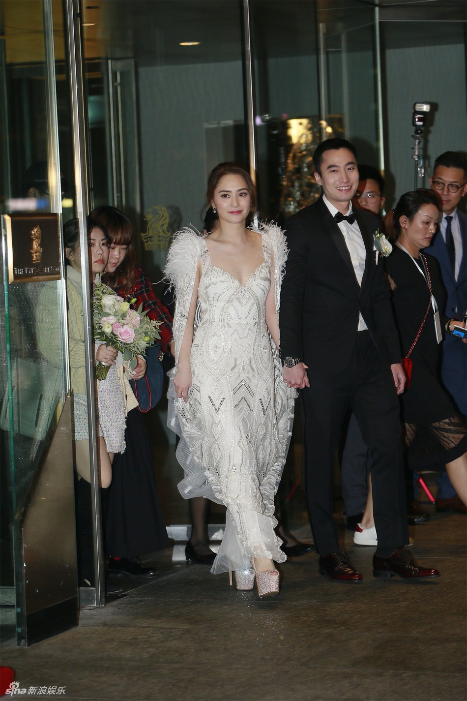 Đám cưới hoành tráng của Chung Hân Đồng: Ông trùm showbiz Hong Kong, con gái tài phiệt Macau cùng dàn sao hạng A tề tựu đông đủ - Ảnh 3. Đám cưới hoành tráng của Chung Hân Đồng: Ông trùm showbiz Hong Kong, con gái tài phiệt Macau cùng dàn sao hạng A tề tựu đông đủ - Ảnh 3.