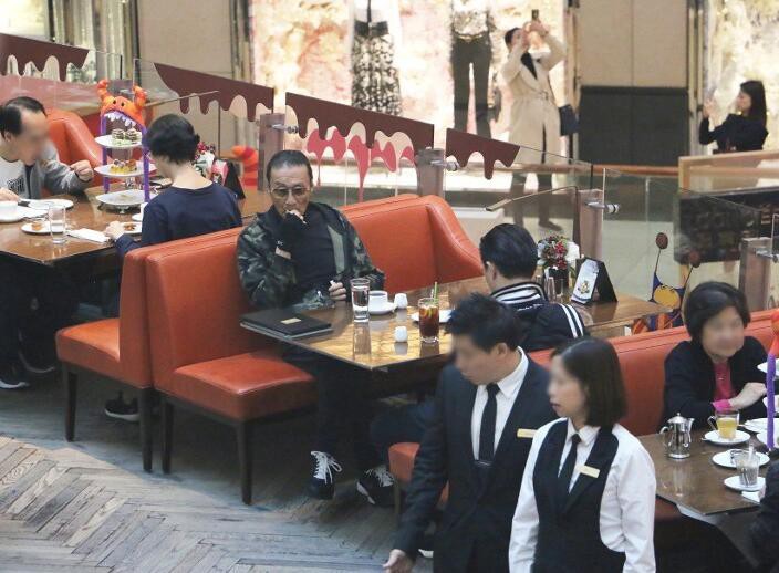 Bố Tạ Đình Phong quay lại với mối tình ông - cháu kém 49 tuổi sau 1 thời gian chia tay? - Ảnh 5. Bố Tạ Đình Phong quay lại với mối tình ông - cháu kém 49 tuổi sau 1 thời gian chia tay? - Ảnh 5.