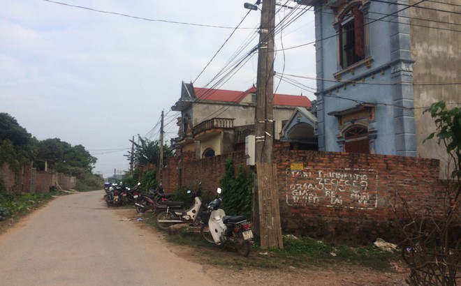 Vụ người phụ nữ bán cá bị sát hại: Phát hiện con dao nhọn, vết đỏ nghi là máu ở nhà người đi cùng - Ảnh 1.