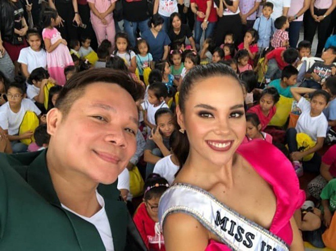 T&acirc;n Hoa hậu Ho&agrave;n vũ 2018 được Tổng thống Philippines đ&iacute;ch th&acirc;n ch&agrave;o đ&oacute;n v&agrave; tặng hoa khi về nước - Ảnh 8.