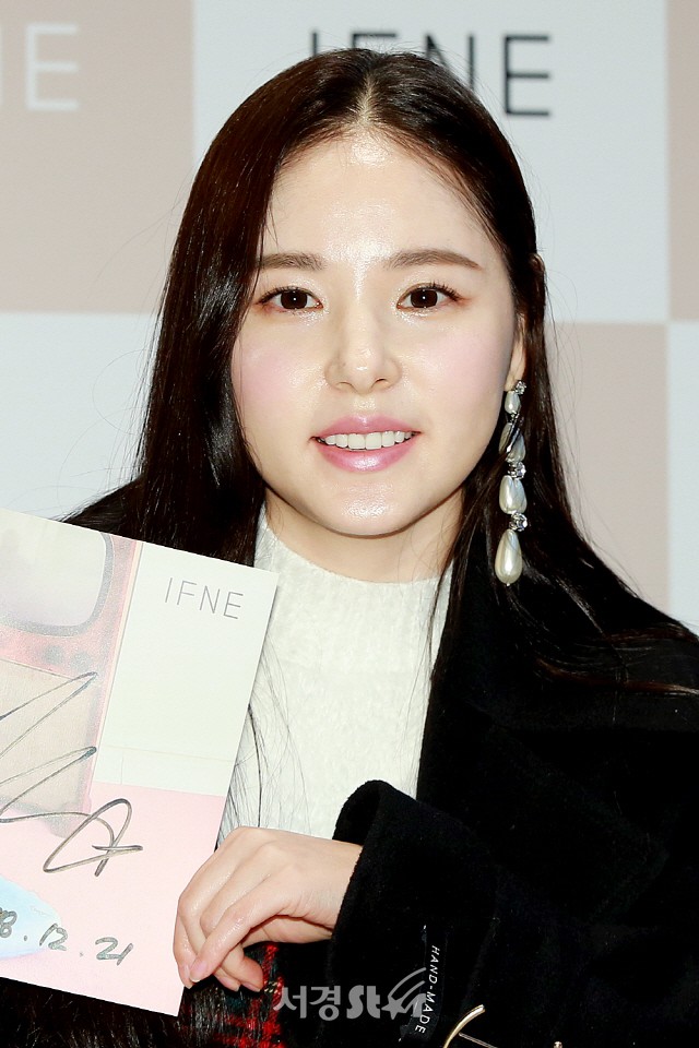 Béo hẳn lên và lộ bụng to khác thường, Min Hyo Rin dính nghi vấn mang thai sau 1 năm kết hôn với Taeyang - Ảnh 6. Béo hẳn lên và lộ bụng to khác thường, Min Hyo Rin dính nghi vấn mang thai sau 1 năm kết hôn với Taeyang - Ảnh 6.
