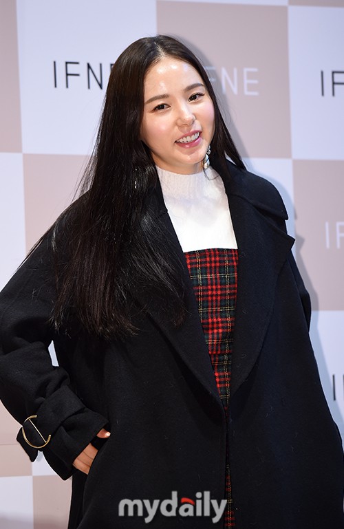 Béo hẳn lên và lộ bụng to khác thường, Min Hyo Rin dính nghi vấn mang thai sau 1 năm kết hôn với Taeyang - Ảnh 4. Béo hẳn lên và lộ bụng to khác thường, Min Hyo Rin dính nghi vấn mang thai sau 1 năm kết hôn với Taeyang - Ảnh 4.