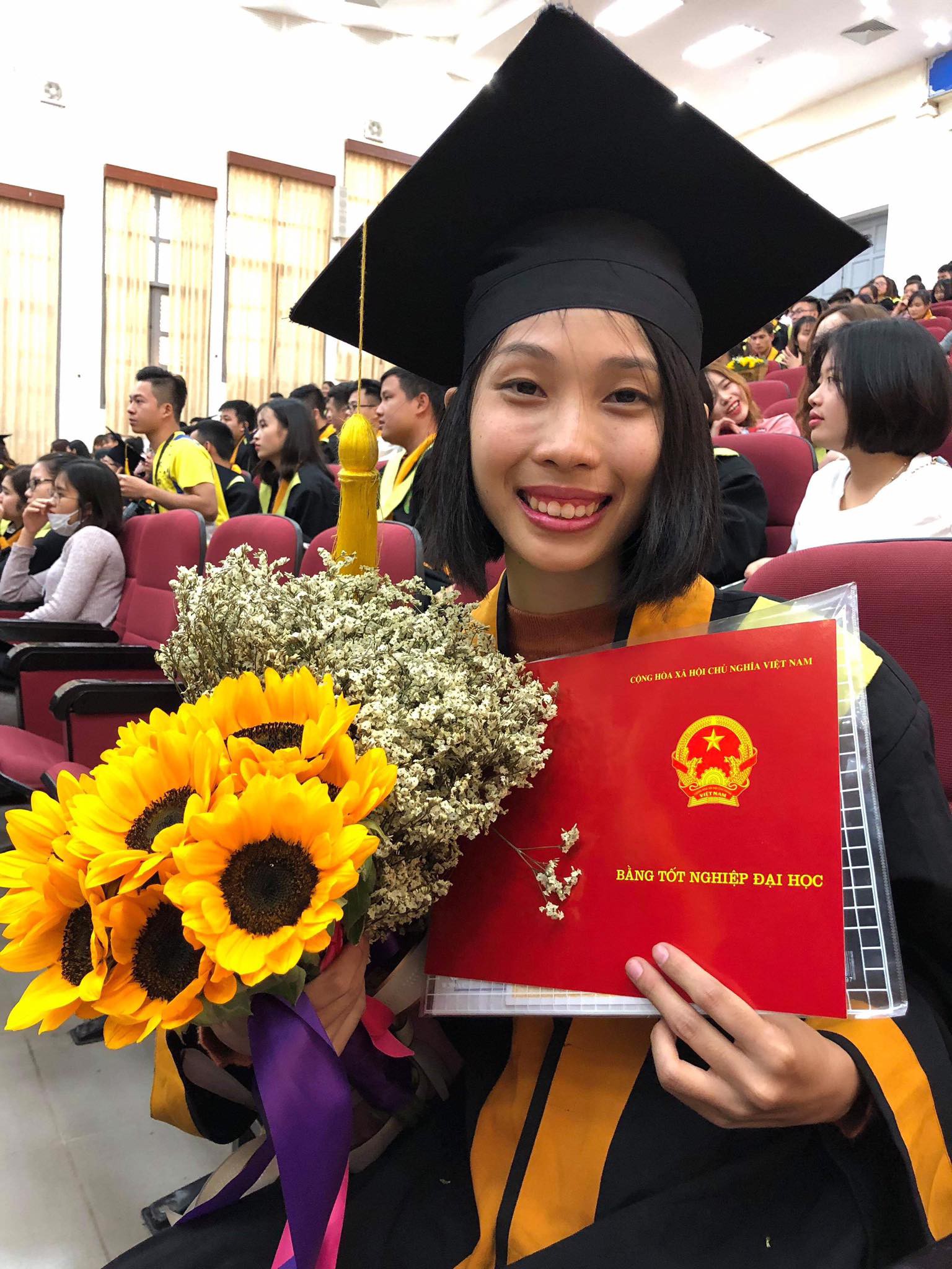 Cô gái ung thư 22 tuổi từng diễn vai về chính cuộc đời mình bật khóc ngày nhận bằng tốt nghiệp: Ước mơ của mình đã thành hiện thực rồi - Ảnh 5. Cô gái ung thư 22 tuổi từng diễn vai về chính cuộc đời mình bật khóc ngày nhận bằng tốt nghiệp: Ước mơ của mình đã thành hiện thực rồi - Ảnh 5.