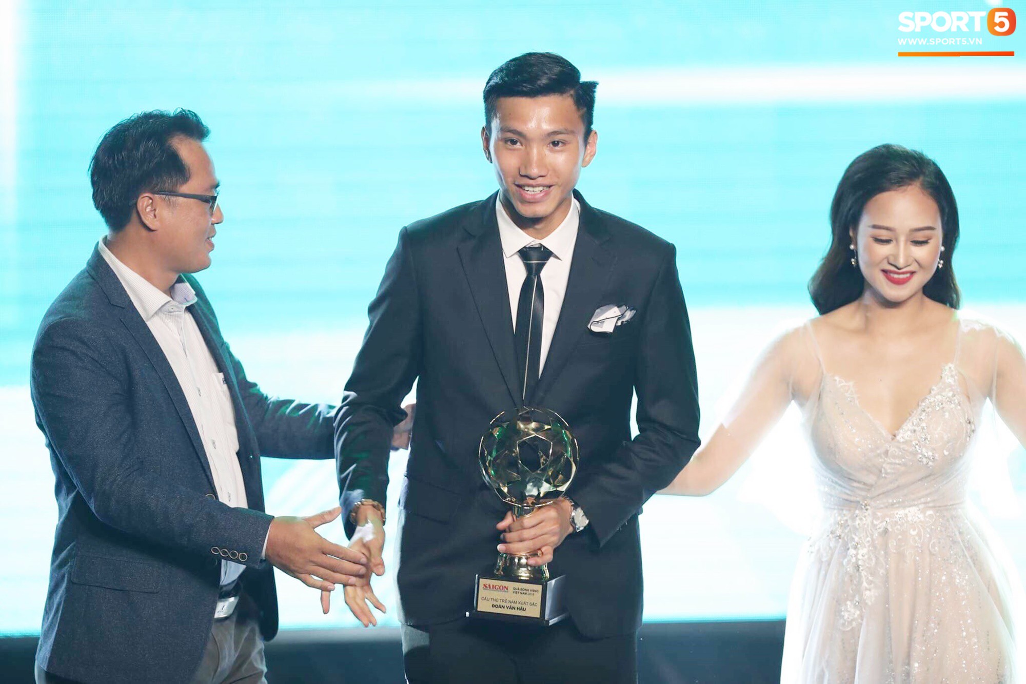 Đoàn Văn Hậu thắng giải Cầu thủ trẻ xuất sắc nhất năm 2018 - Ảnh 1. Đoàn Văn Hậu thắng giải Cầu thủ trẻ xuất sắc nhất năm 2018 - Ảnh 1.