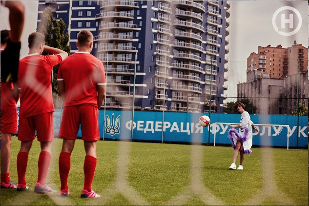 Next Top Ukraine: Đi đá bóng mà mặc đồ như... dự sự kiện, không sợ vấp váy té hay sao? - Ảnh 5.