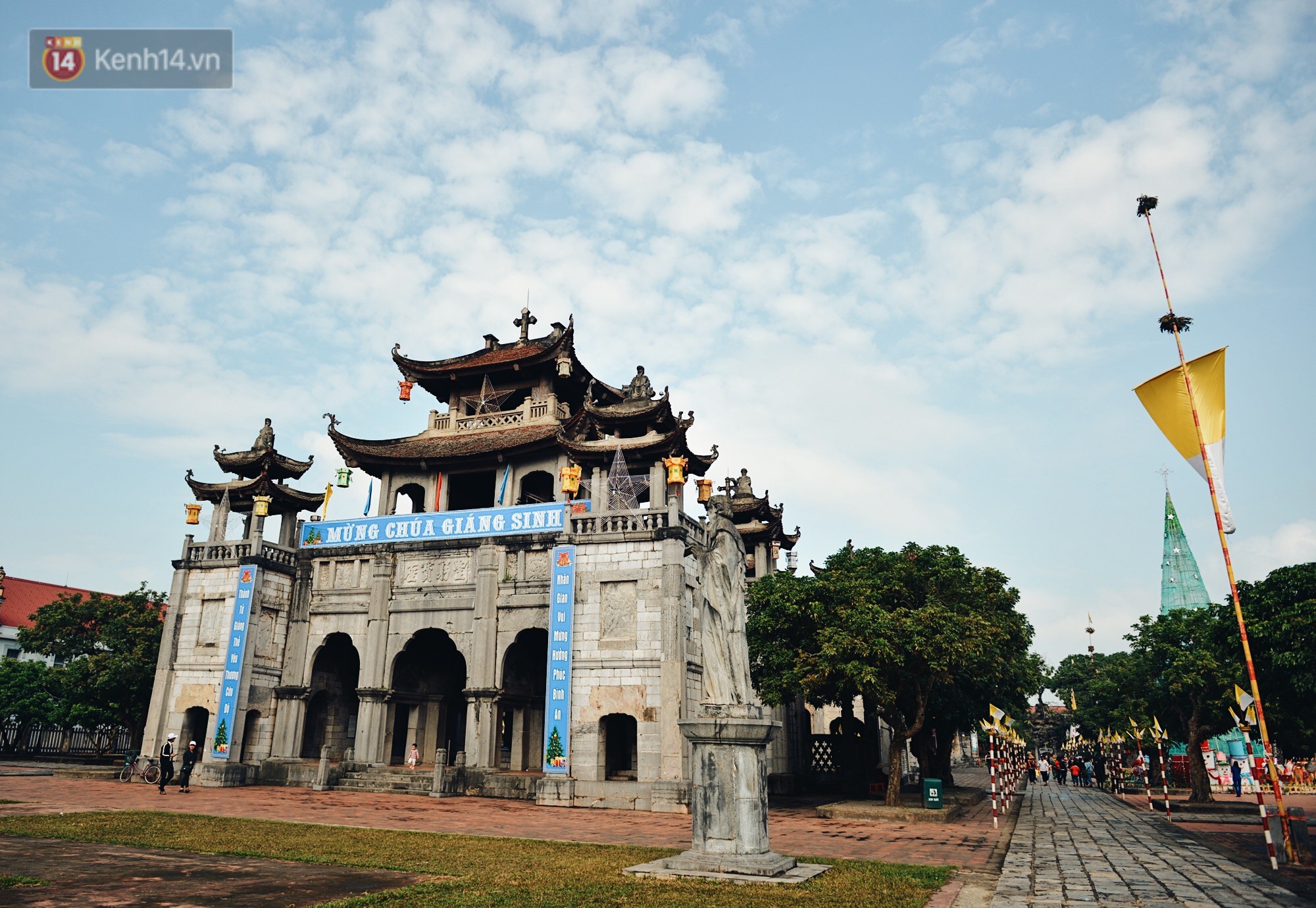 Chiêm ngưỡng vẻ đẹp độc đáo của nhà thờ đá hơn 100 năm tuổi trong mùa Giáng Sinh ở Ninh Bình - Ảnh 6. Chiêm ngưỡng vẻ đẹp độc đáo của nhà thờ đá hơn 100 năm tuổi trong mùa Giáng Sinh ở Ninh Bình - Ảnh 6.