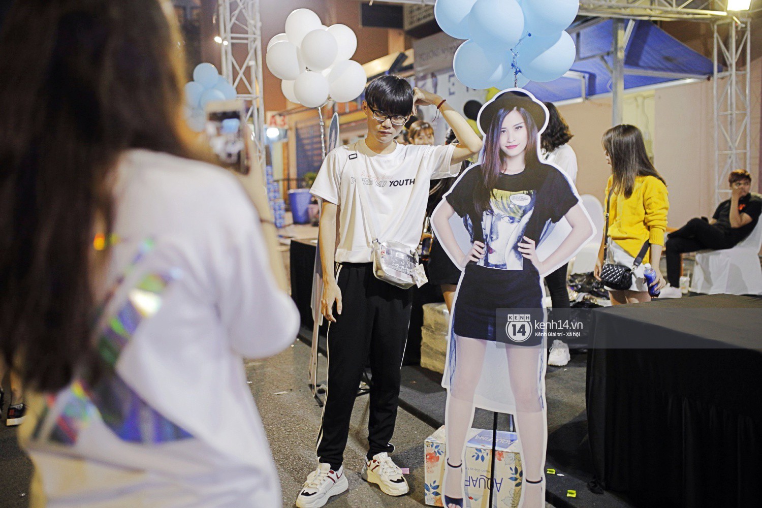 Minh Hằng và Khả Ngân lên đồ cực chất, dàn sao Việt đình đám cầm lighstick sẵn sàng quẩy trong liveshow Đông Nhi - Ảnh 15. Minh Hằng và Khả Ngân lên đồ cực chất, dàn sao Việt đình đám cầm lighstick sẵn sàng quẩy trong liveshow Đông Nhi - Ảnh 15.
