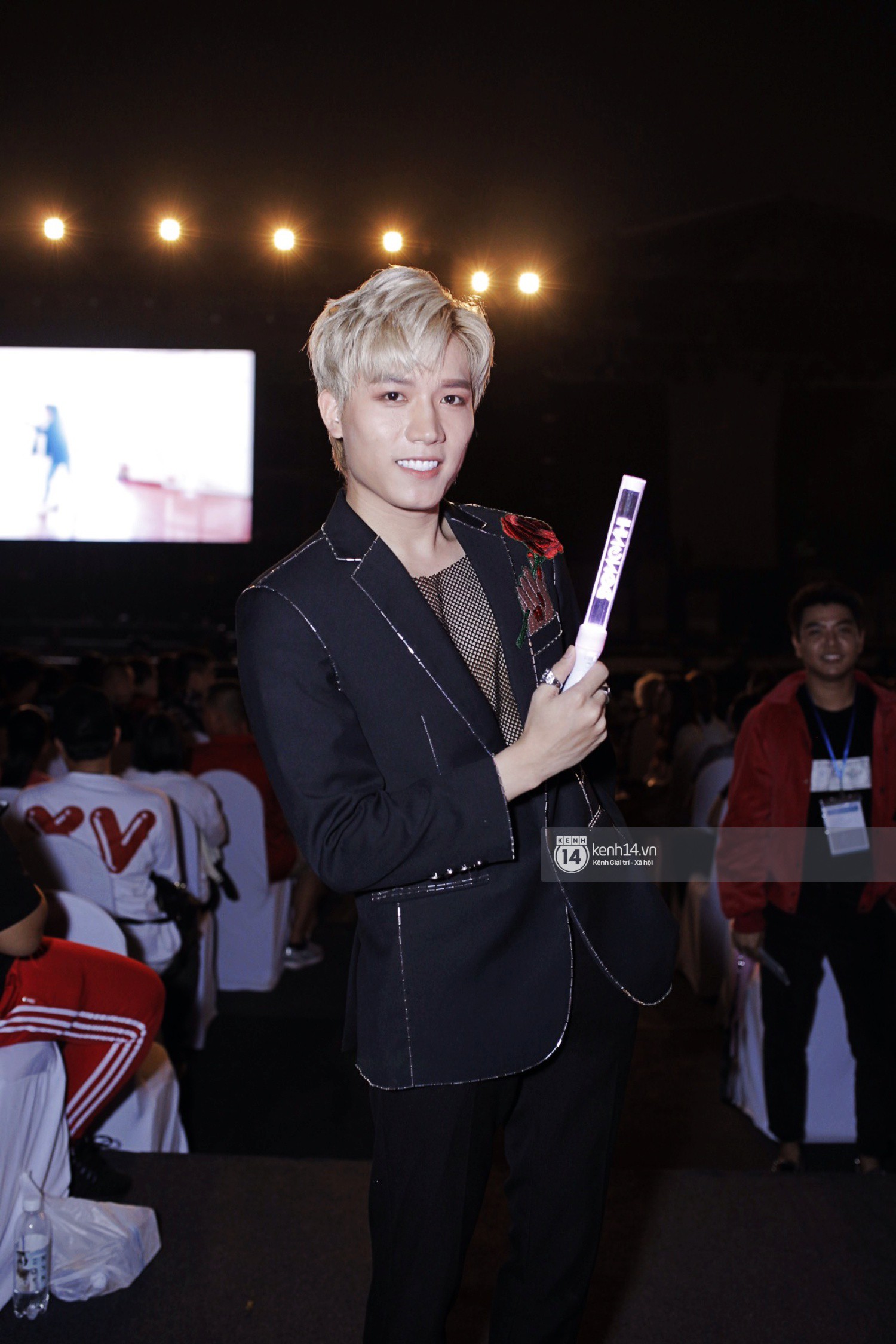 Minh Hằng và Khả Ngân lên đồ cực chất, dàn sao Việt đình đám cầm lighstick sẵn sàng quẩy trong liveshow Đông Nhi - Ảnh 8. Minh Hằng và Khả Ngân lên đồ cực chất, dàn sao Việt đình đám cầm lighstick sẵn sàng quẩy trong liveshow Đông Nhi - Ảnh 8.