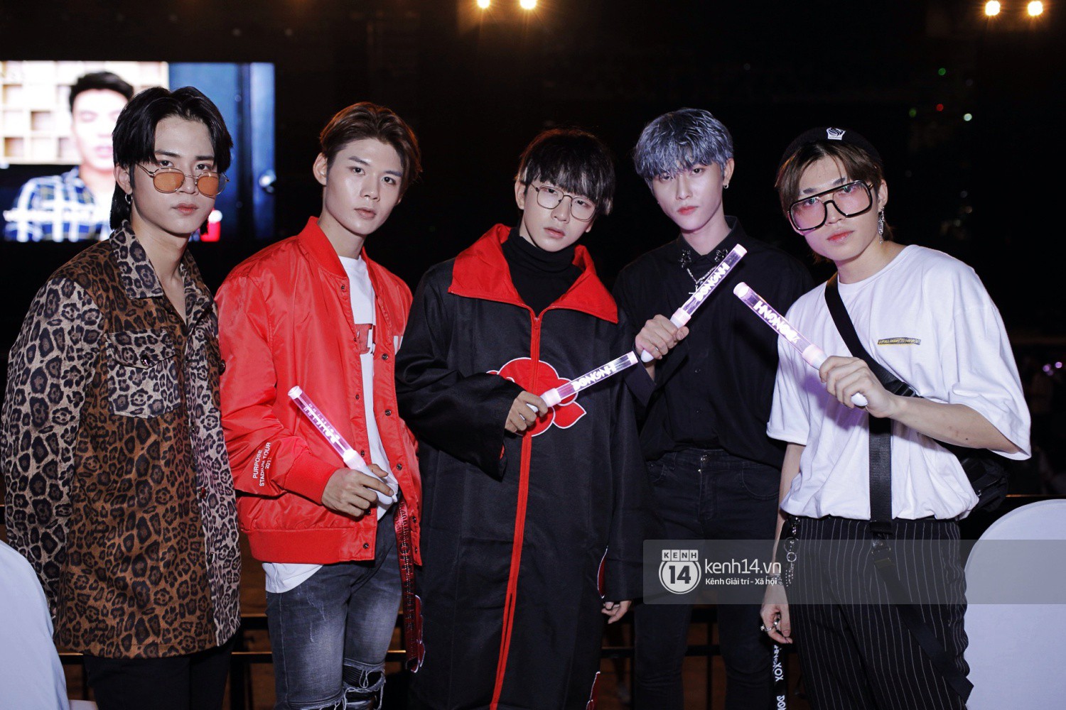 Minh Hằng và Khả Ngân lên đồ cực chất, dàn sao Việt đình đám cầm lighstick sẵn sàng quẩy trong liveshow Đông Nhi - Ảnh 9. Minh Hằng và Khả Ngân lên đồ cực chất, dàn sao Việt đình đám cầm lighstick sẵn sàng quẩy trong liveshow Đông Nhi - Ảnh 9.