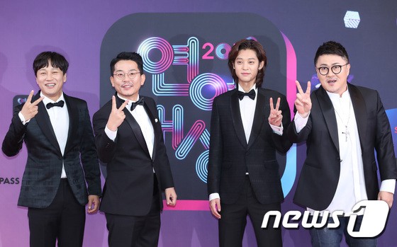 Thảm đỏ KBS Entertainment Awards: Vợ Lee Dong Gun lấn át dàn mỹ nhân sexy, cặp vợ chồng trẻ nhất Kpop xuất thần - Ảnh 24.