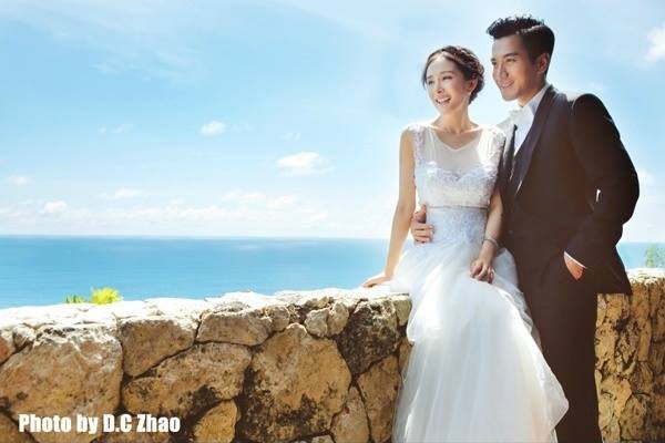Thật là đẹp đôi khi nhìn thấy hình ảnh cưới của Dương Mịch và chồng cô ấy. Với trang phục trắng tinh khiết và nụ cười tràn đầy hạnh phúc, đó là một nghi lễ cưới hoàn hảo. Không có gì tuyệt vời hơn là chứng kiến ​​tình yêu đích thực được chắp cánh và trở thành hiện thực trong buổi chụp ảnh cưới của họ.