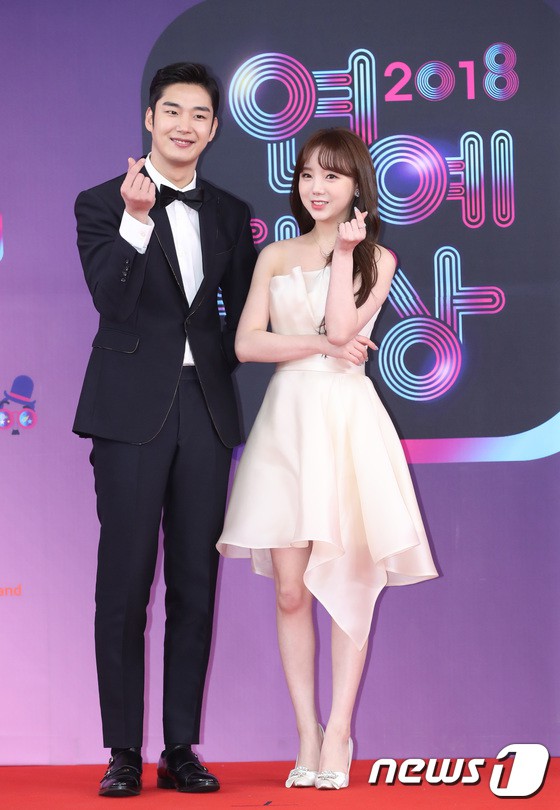 Thảm đỏ KBS Entertainment Awards: Vợ Lee Dong Gun lấn át dàn mỹ nhân sexy, cặp vợ chồng trẻ nhất Kpop xuất thần - Ảnh 21.