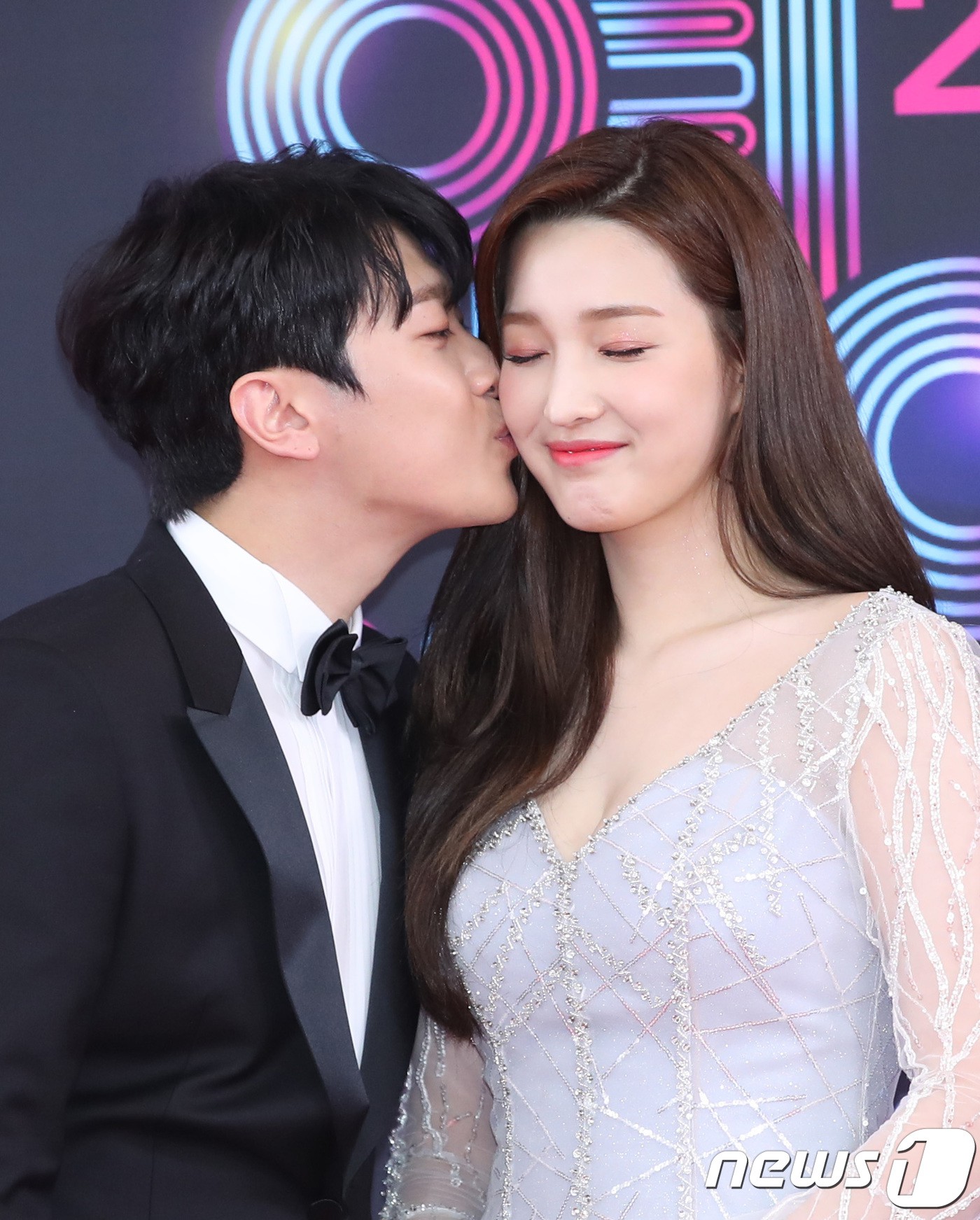 Thảm đỏ KBS Entertainment Awards: Cặp vợ chồng trẻ nhất Kpop xuất thần, vợ Lee Dong Gun lấn át dàn nữ thần - Ảnh 18. Thảm đỏ KBS Entertainment Awards: Cặp vợ chồng trẻ nhất Kpop xuất thần, vợ Lee Dong Gun lấn át dàn nữ thần - Ảnh 18.