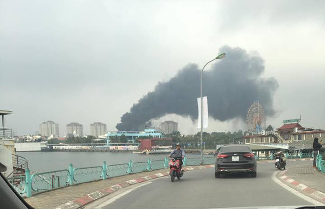 Hà Nội: Cháy dữ dội ở trường THCS Nhật Tân, khói cuồn cuộn bốc cao hàng chục mét - Ảnh 1.