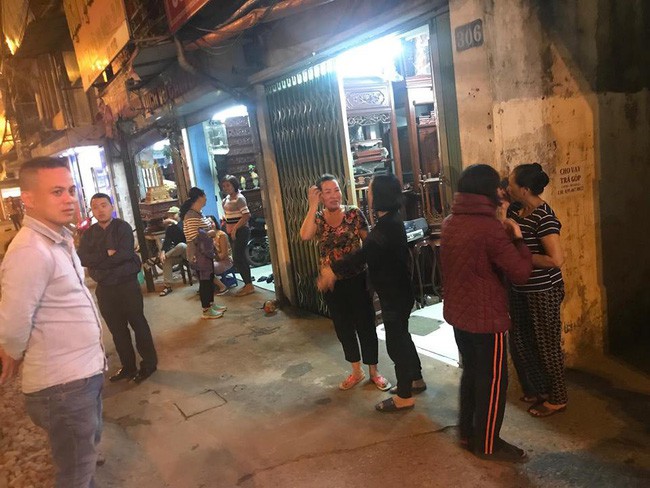 Hà Nội: Đưa chó cưng đi khám, cô gái bị tàu hất văng sang một bên, may mắn thoát chết - Ảnh 1. Hà Nội: Đưa chó cưng đi khám, cô gái bị tàu hất văng sang một bên, may mắn thoát chết - Ảnh 1.