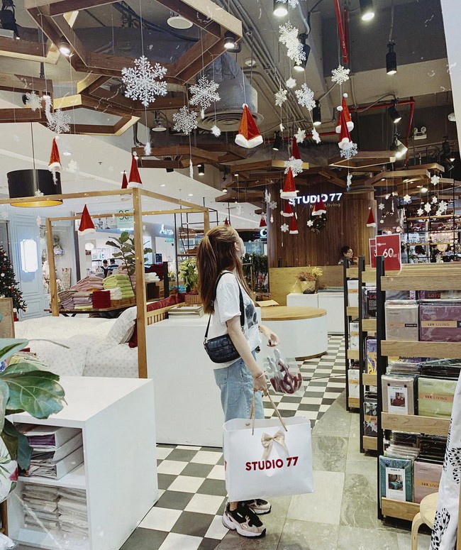 Dù cắp nách 1 hoặc 2 con, nhưng loạt mẹ bỉm sữa này vẫn diện đồ xì tin xì khói hết nấc - Ảnh 13.