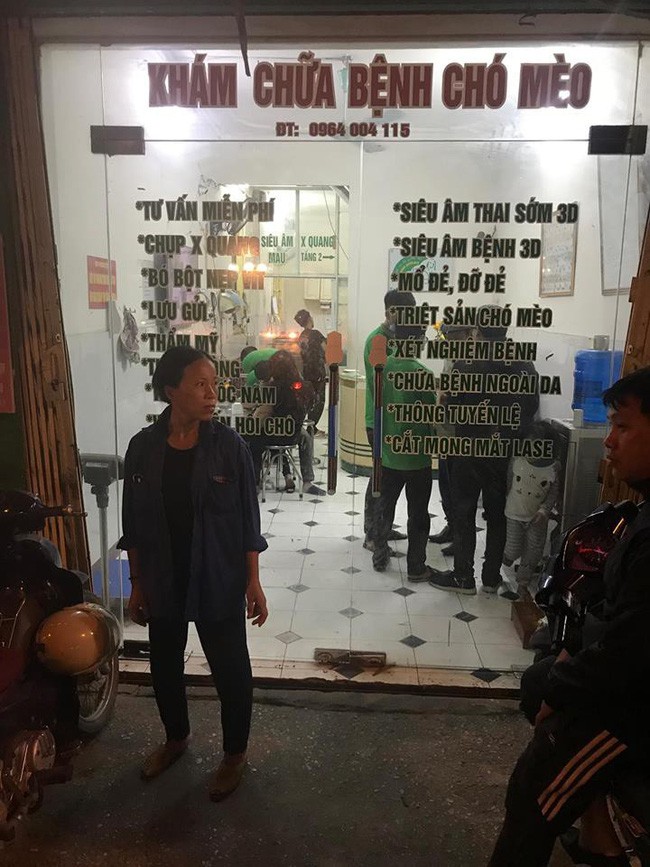 Hà Nội: Đưa chó cưng đi khám, cô gái bị tàu hất văng sang một bên, may mắn thoát chết - Ảnh 3. Hà Nội: Đưa chó cưng đi khám, cô gái bị tàu hất văng sang một bên, may mắn thoát chết - Ảnh 3.