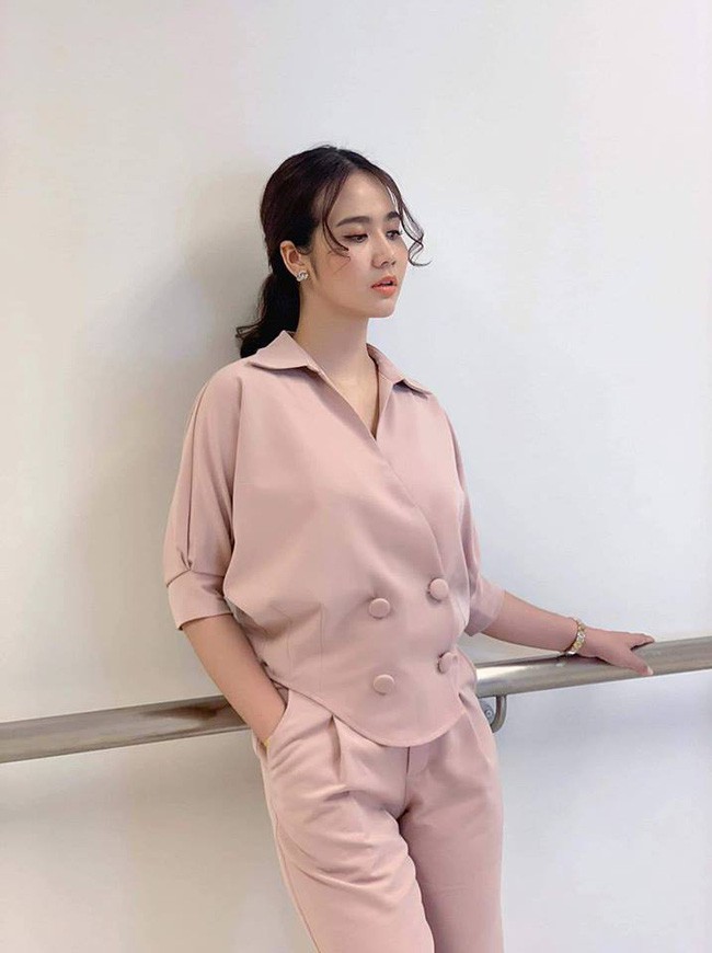 Dù cắp nách 1 hoặc 2 con, nhưng loạt mẹ bỉm sữa này vẫn diện đồ xì tin xì khói hết nấc - Ảnh 4.