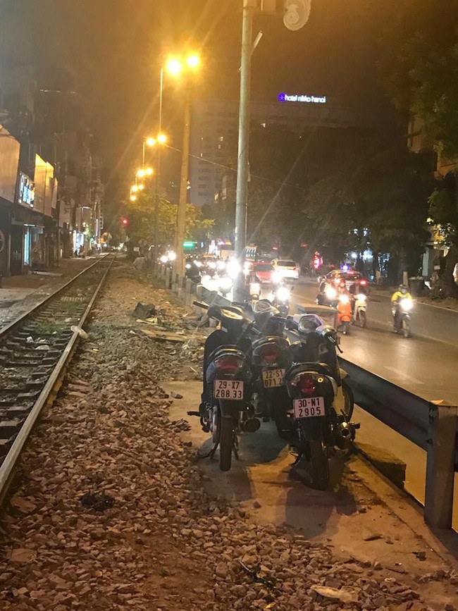 Hà Nội: Đưa chó cưng đi khám, cô gái bị tàu hất văng sang một bên, may mắn thoát chết - Ảnh 5. Hà Nội: Đưa chó cưng đi khám, cô gái bị tàu hất văng sang một bên, may mắn thoát chết - Ảnh 5.