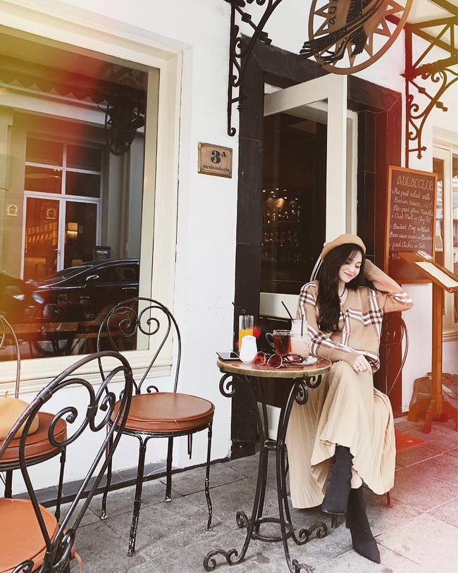Dù cắp nách 1 hoặc 2 con, nhưng loạt mẹ bỉm sữa này vẫn diện đồ xì tin xì khói hết nấc - Ảnh 10.