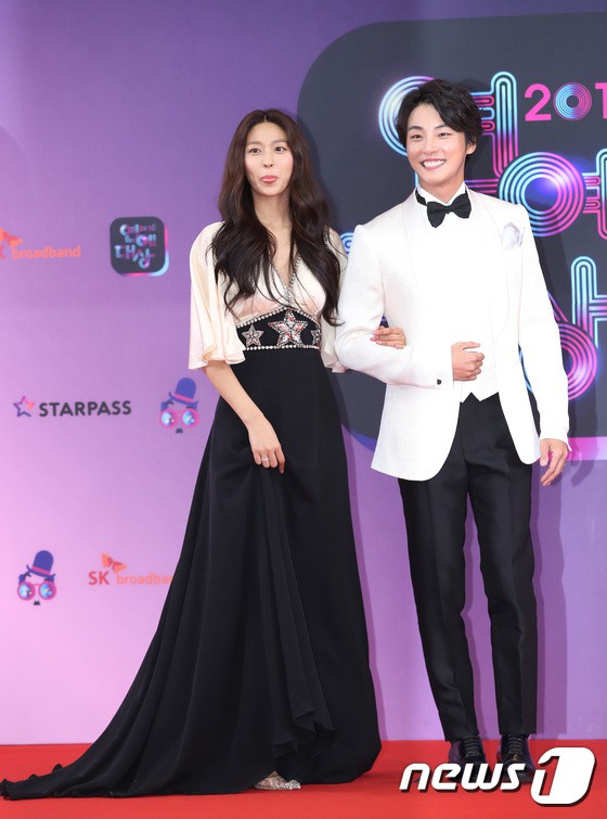 Thảm đỏ KBS Entertainment Awards: Vợ Lee Dong Gun lấn át dàn mỹ nhân sexy, cặp vợ chồng trẻ nhất Kpop xuất thần - Ảnh 2.
