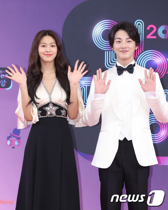 Thảm đỏ KBS Entertainment Awards: Vợ Lee Dong Gun lấn át dàn mỹ nhân sexy, cặp vợ chồng trẻ nhất Kpop xuất thần - Ảnh 3.