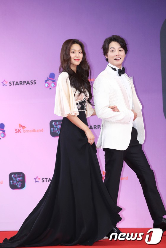 Thảm đỏ KBS Entertainment Awards: Vợ Lee Dong Gun lấn át dàn mỹ nhân sexy, cặp vợ chồng trẻ nhất Kpop xuất thần - Ảnh 1.