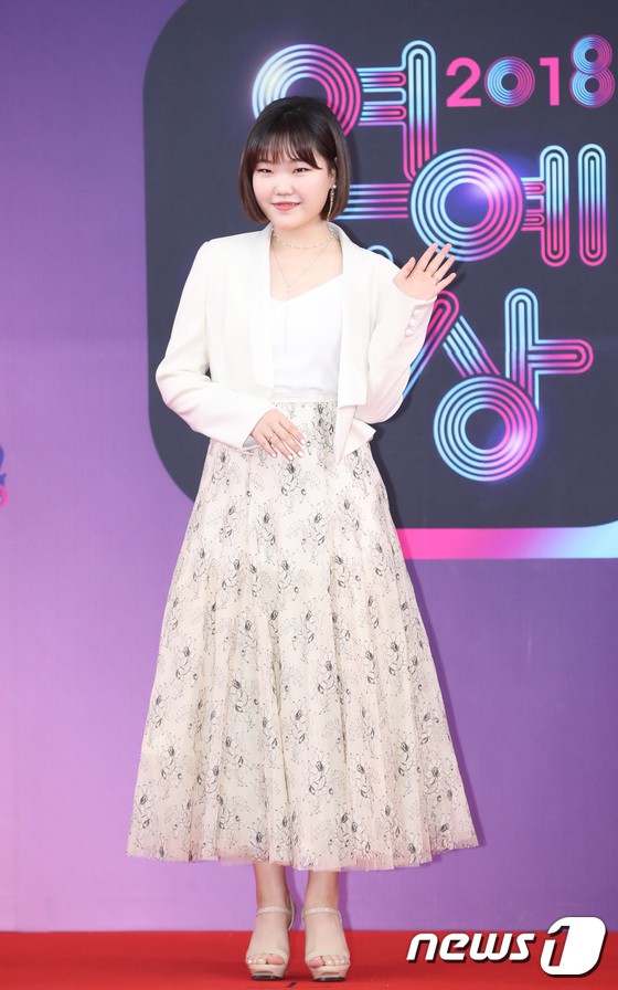 Thảm đỏ KBS Entertainment Awards: Vợ Lee Dong Gun lấn át dàn mỹ nhân sexy, cặp vợ chồng trẻ nhất Kpop xuất thần - Ảnh 29.