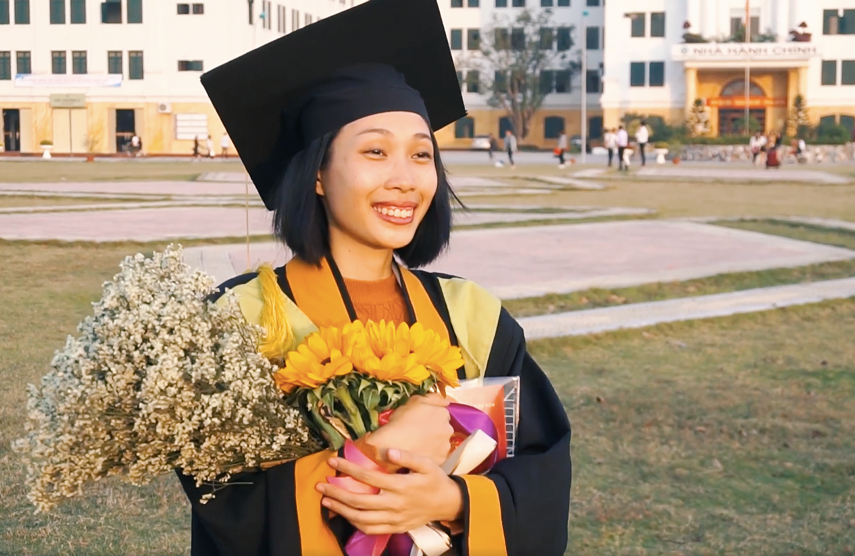 Cô gái ung thư 22 tuổi từng diễn vai về chính cuộc đời mình bật khóc ngày nhận bằng tốt nghiệp: Ước mơ của mình đã thành hiện thực rồi - Ảnh 9. Cô gái ung thư 22 tuổi từng diễn vai về chính cuộc đời mình bật khóc ngày nhận bằng tốt nghiệp: Ước mơ của mình đã thành hiện thực rồi - Ảnh 9.