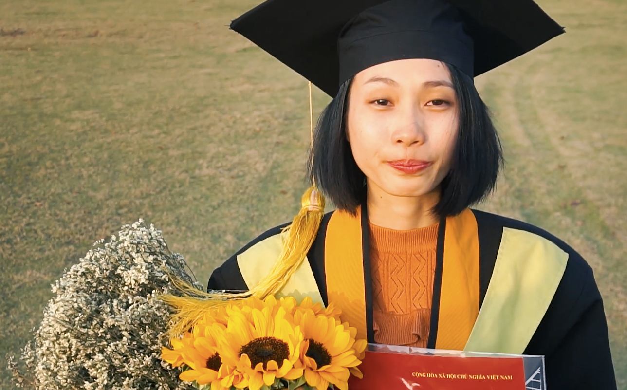 Cô gái ung thư 22 tuổi từng diễn vai về chính cuộc đời mình bật khóc ngày nhận bằng tốt nghiệp: Ước mơ của mình đã thành hiện thực rồi - Ảnh 2. Cô gái ung thư 22 tuổi từng diễn vai về chính cuộc đời mình bật khóc ngày nhận bằng tốt nghiệp: Ước mơ của mình đã thành hiện thực rồi - Ảnh 2.